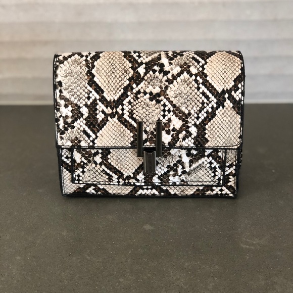 LOOKS BY LAUREN - Picture 2 of 6